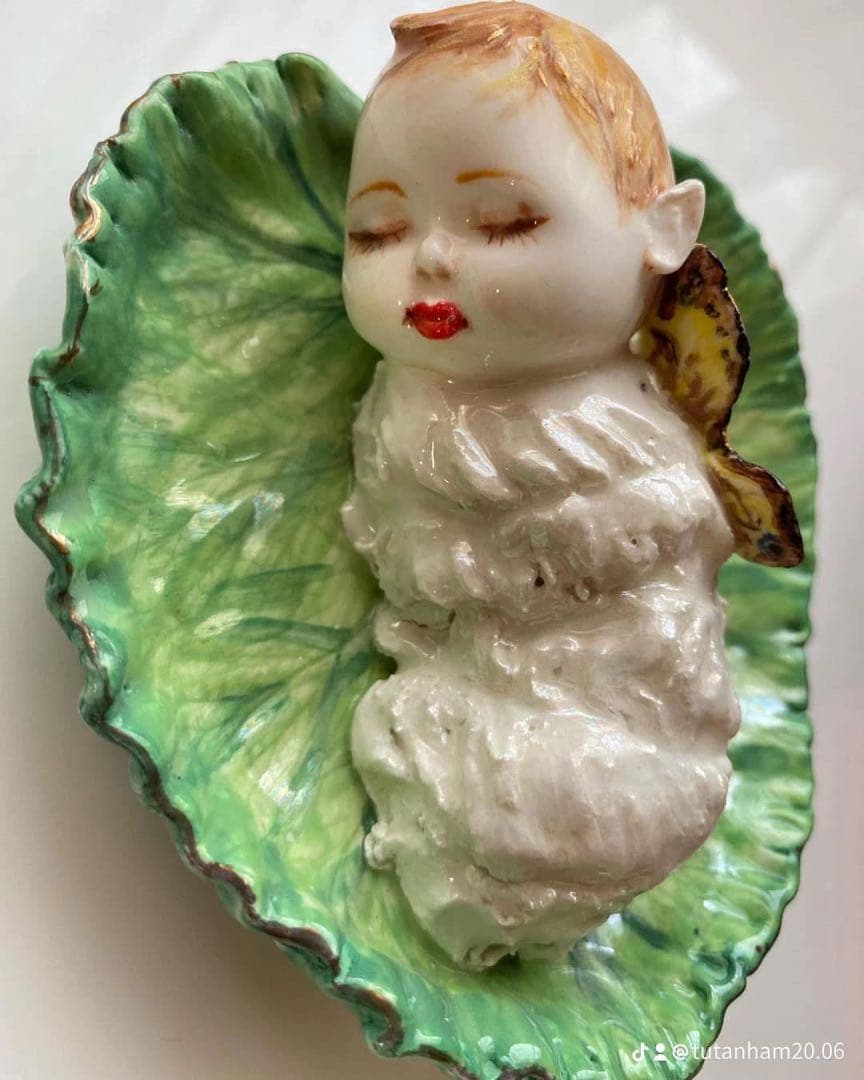 葉の上で眠る妖精 磁器 手作り 一点もの 著名な陶芸家アルヒポヴァの作品