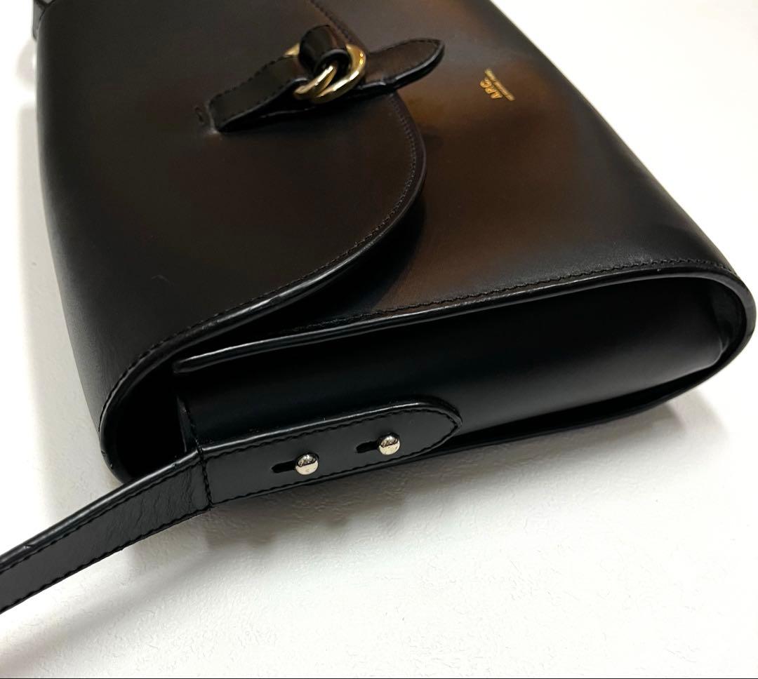 A.P.C. ブラックショルダーバッグ