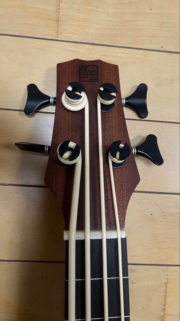 音音　フレットレスウクレレベース