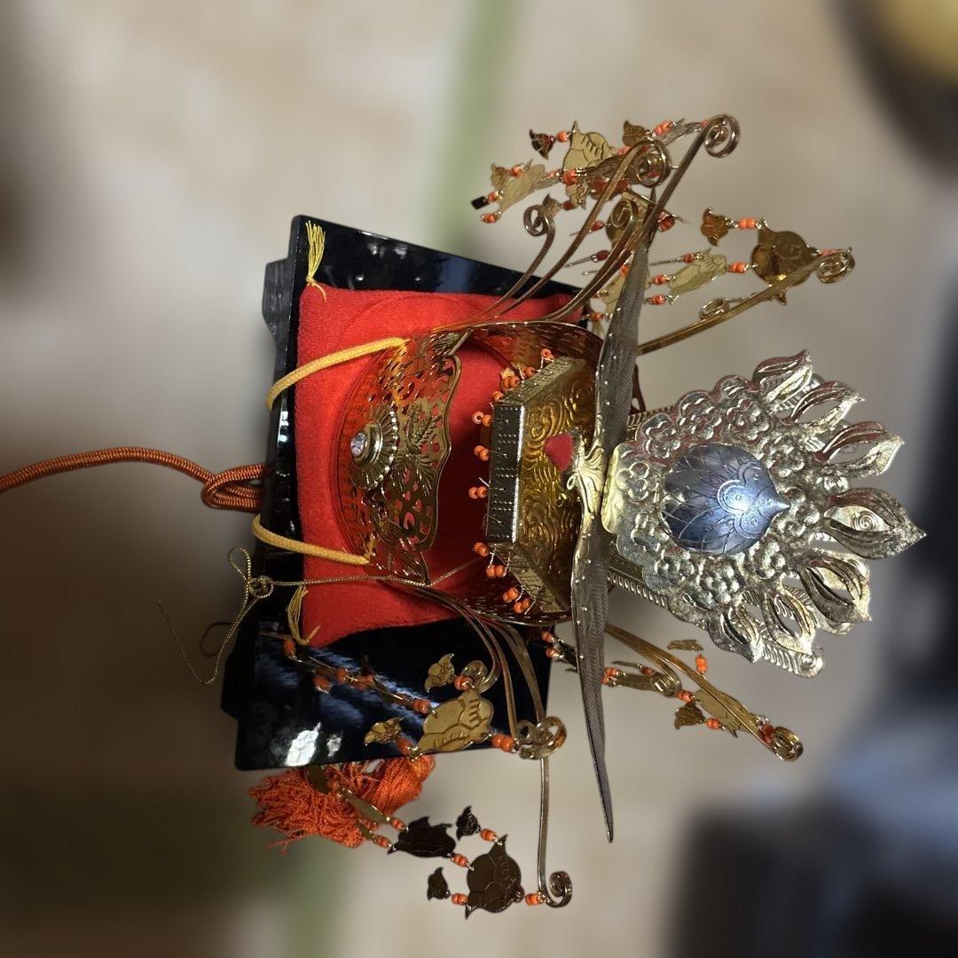 装飾的な金属細工の美術品