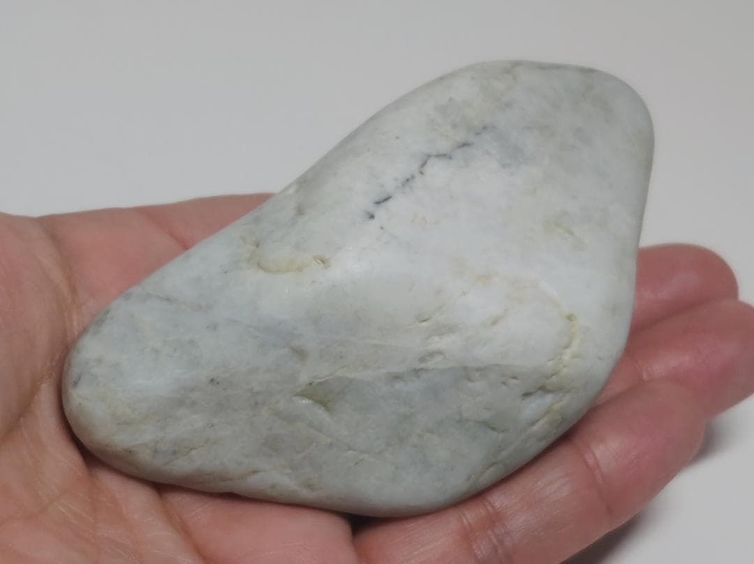 糸魚川106 翡翠 330g ヒスイ 原石 鑑賞石 自然石 誕生石 鉱物 鉱石