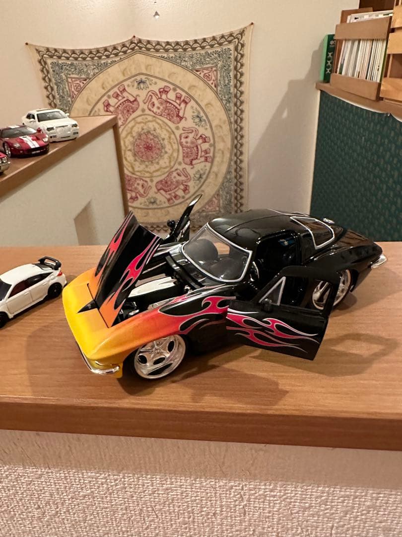 1/24コルベット ミニカー 黒とオレンジのフレイムデザイン