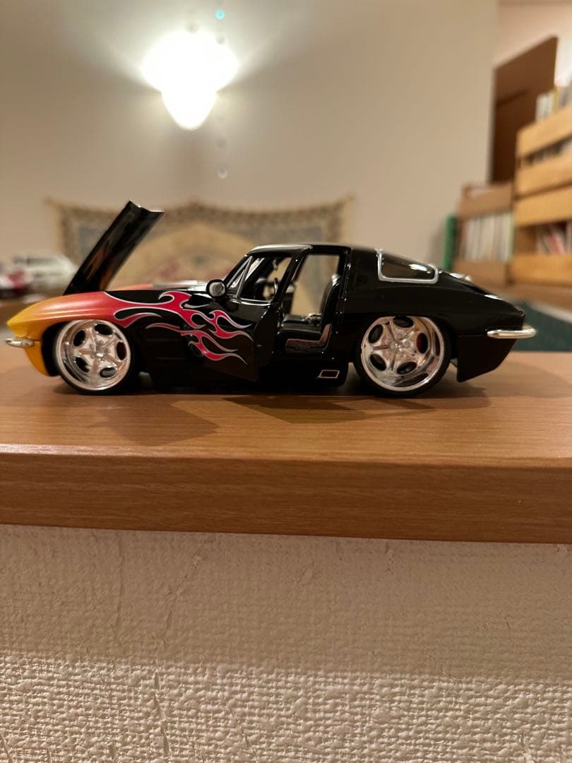 1/24コルベット ミニカー 黒とオレンジのフレイムデザイン