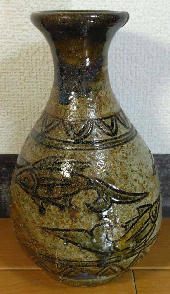 人間国宝 金城次郎 魚紋花瓶 栞 共箱 壷屋焼 やちむん 魚6匹彫文 蓮弁彫文