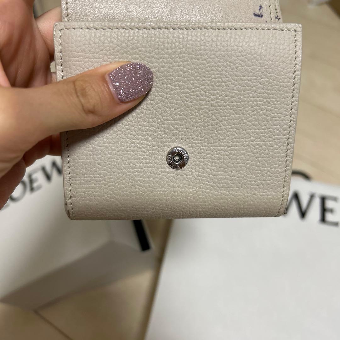 ロエベ 二つ折り財布 アナグラム コンパクト フラップウォレット ライトゴースト