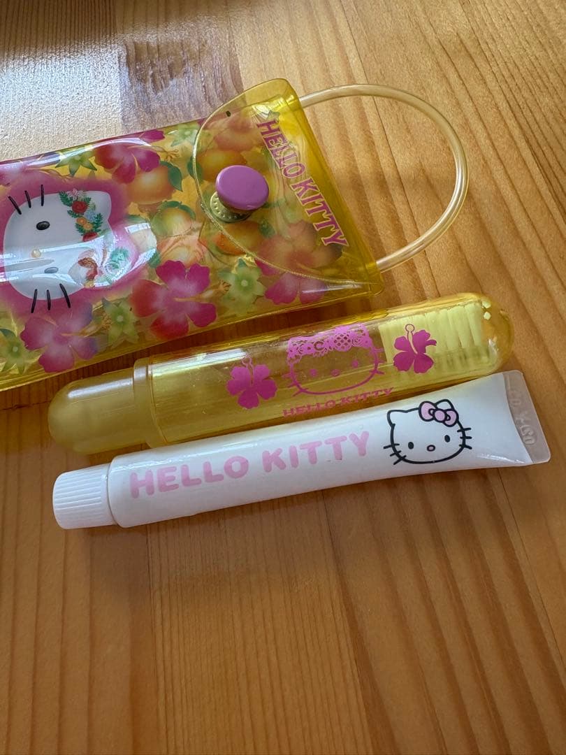激レア！ハローキティ　トロピカルキティ♡ミニポーチ＆歯磨きセット　ハイビスカス