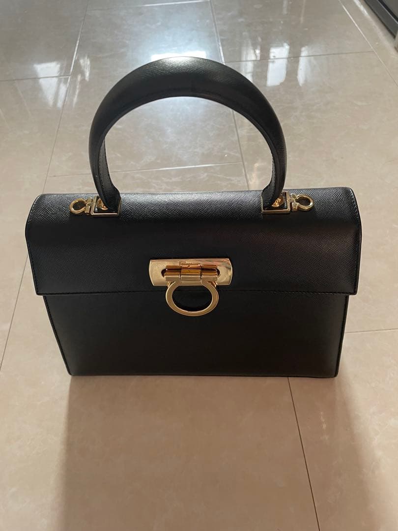 ブラックレザーハンドバッグ ゴールド金具