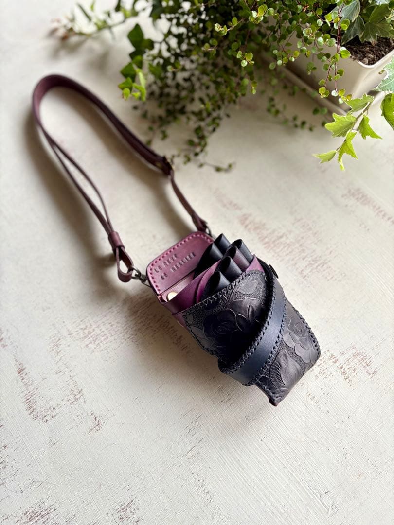 手染めレッドパープル、ローズ型押しのシザーケース