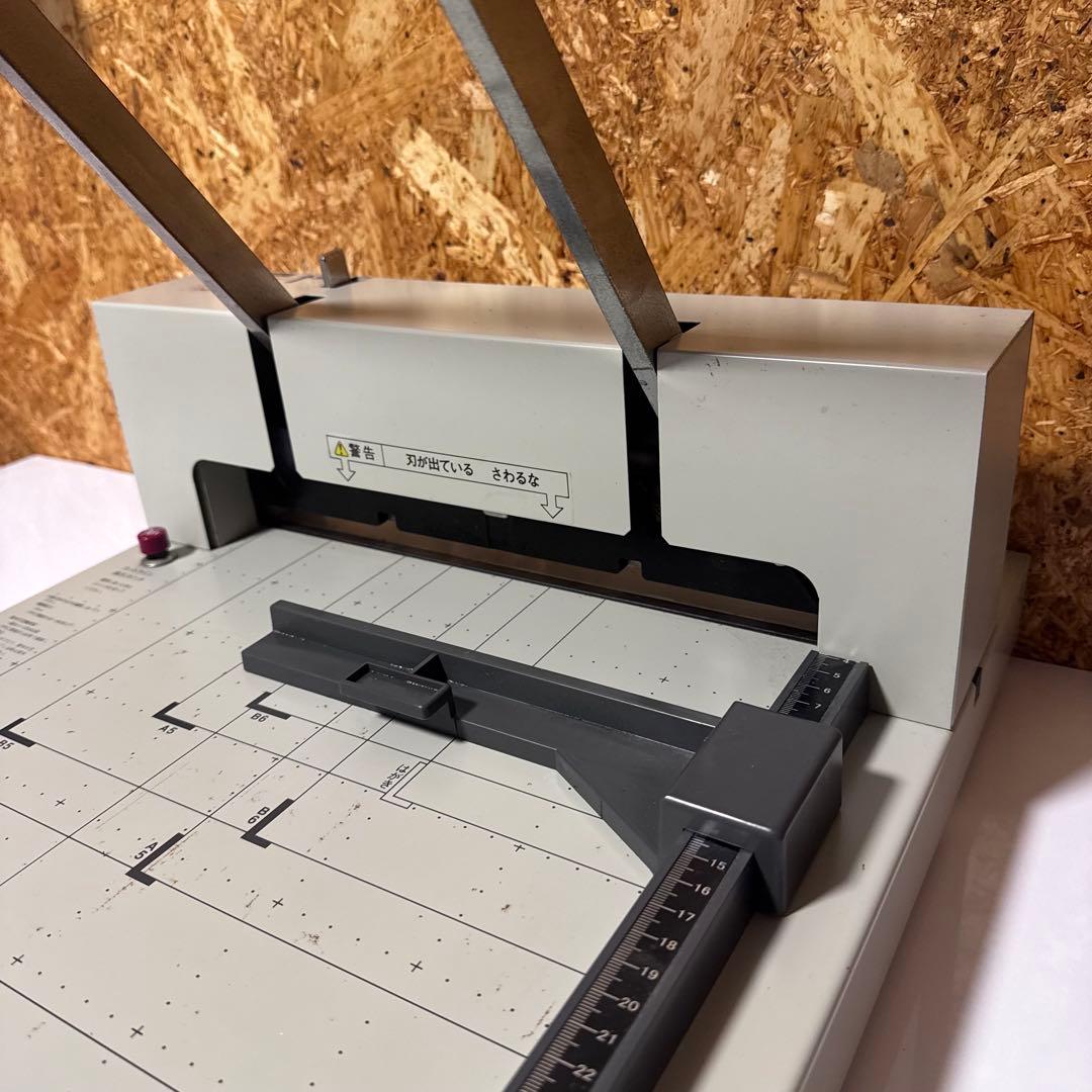 PLUS 裁断機 A4対応 PK-513L ペーパーカッター