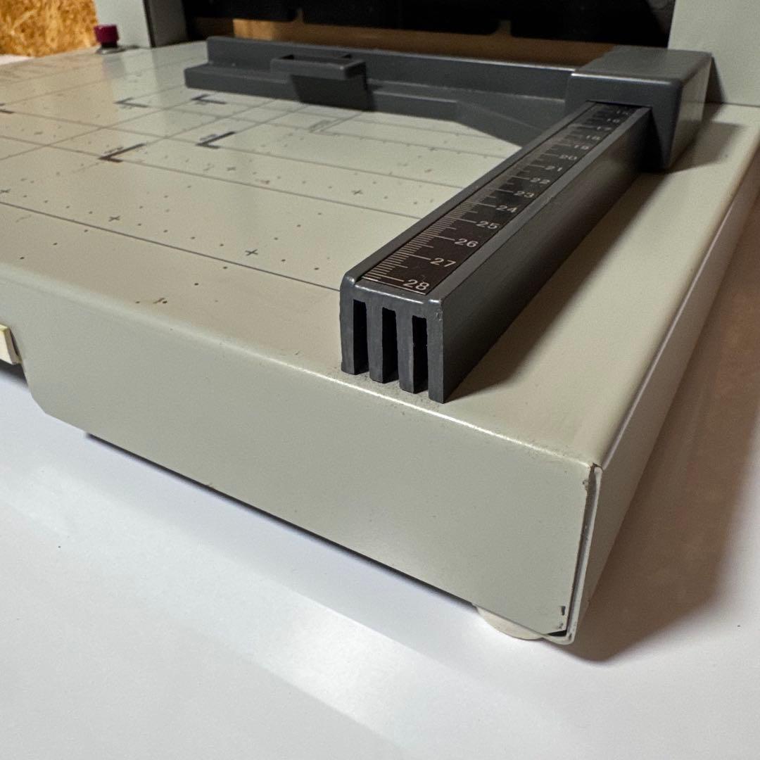 PLUS 裁断機 A4対応 PK-513L ペーパーカッター