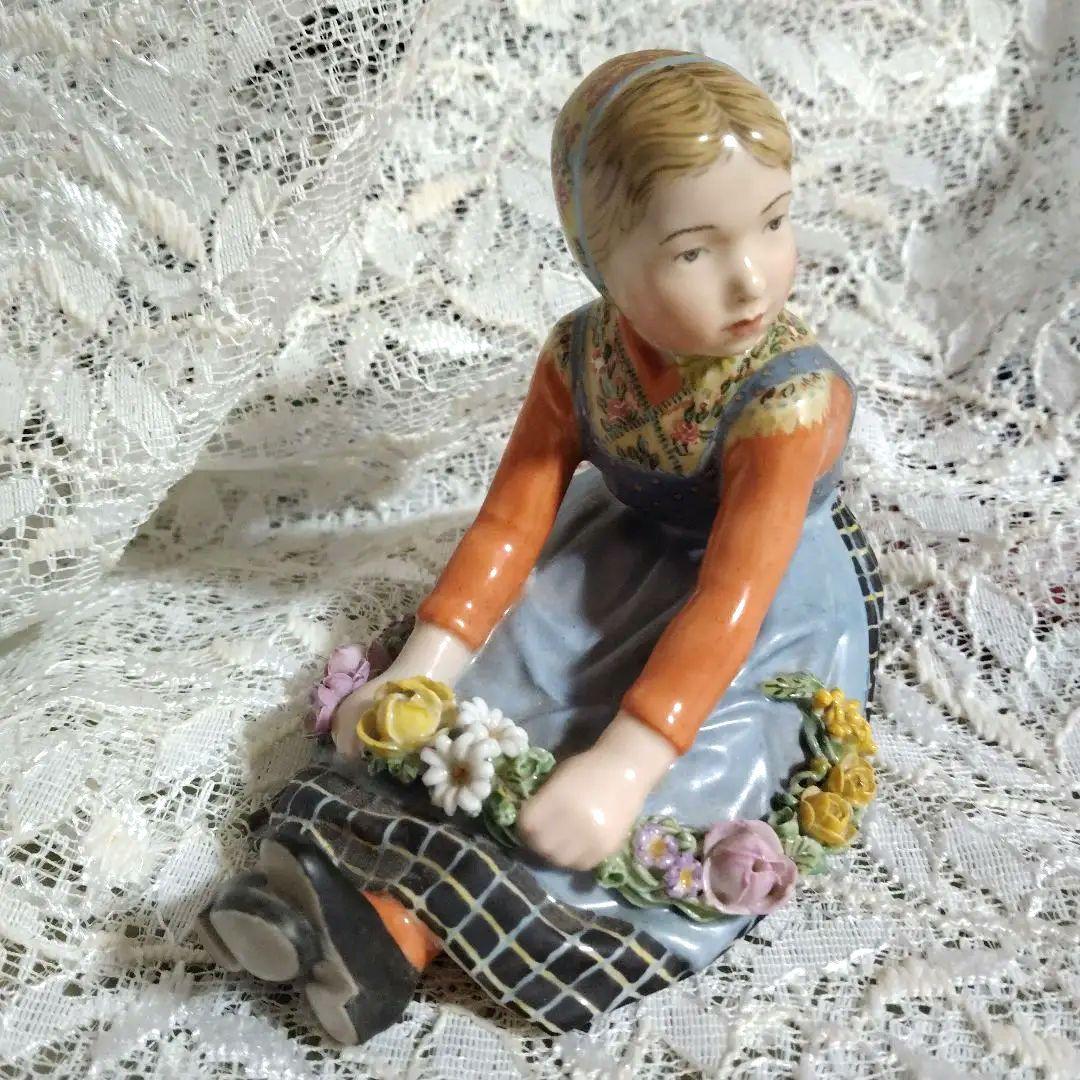 ロイヤルコペン　フィギュリン陶磁器花飾り持つ人形