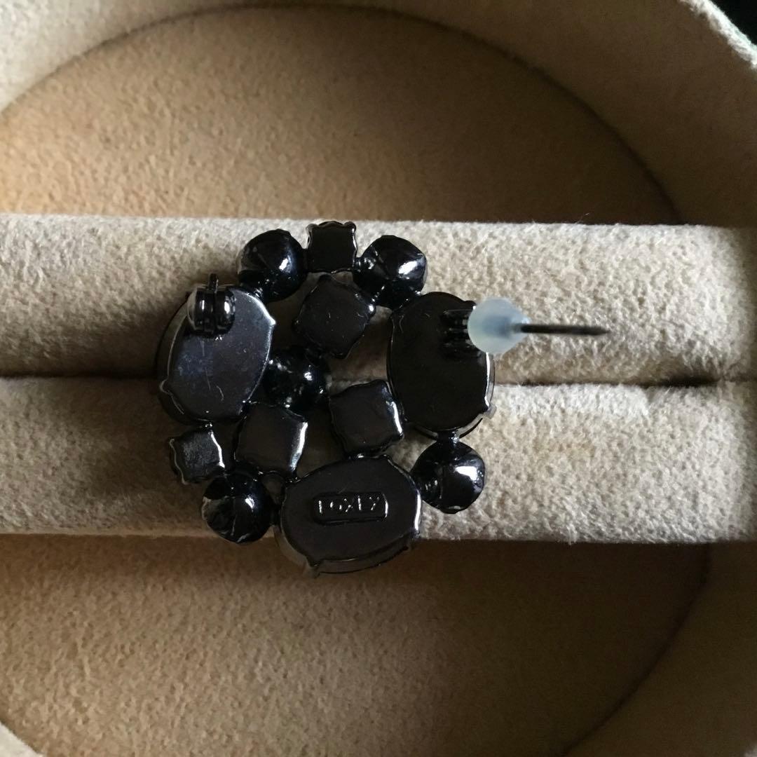 FOXEY 漆黒の輝きが美しい！クリスタルブローチ