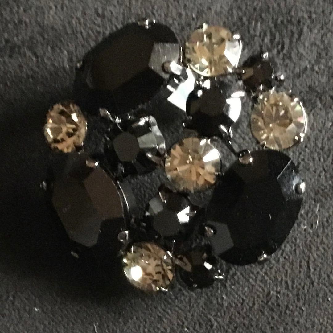 FOXEY 漆黒の輝きが美しい！クリスタルブローチ
