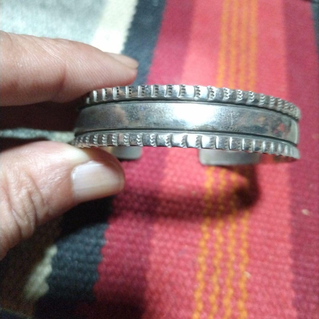 ナバホ族のバングルになります。