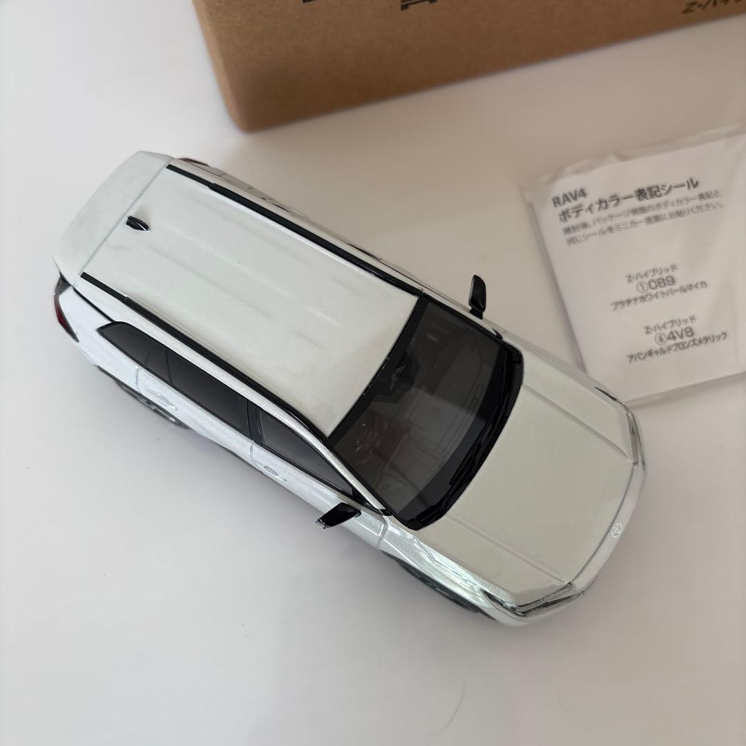 トヨタ 新型RAV4 ミニカー カラーサンプル プラチナホワイトパール【非売品】