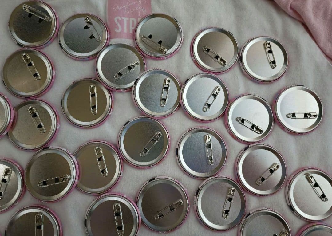 すとぷり　さとみ　缶バッチ　2021　newyear デフォ　にゅーいやー