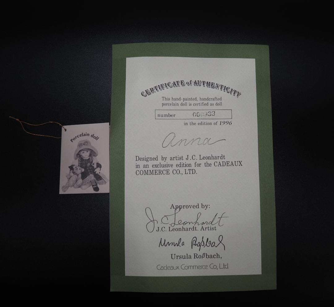 ビスクドール 可愛らしい女の子手造り磁器人形 サイン付き 置台付