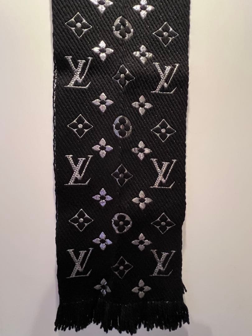 【未使用】Louis Vuitton（ルイヴィトン）ブラック　マフラー　ロゴあり