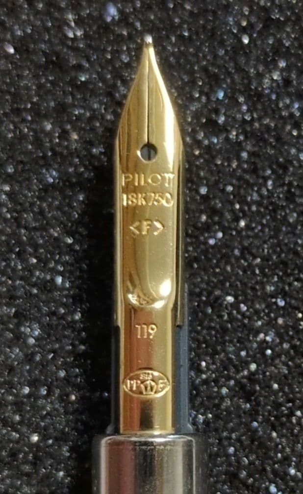 パイロット　株主優待　万年筆　１８Ｋ　試し書き使用　１００周年記念　キャップレス