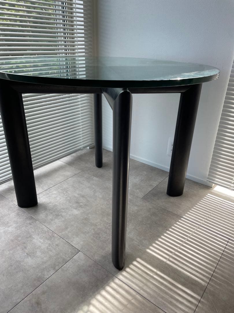 コルビジェ　リプロダクト　ガラス天板　ダイニングテーブル　二人暮らし