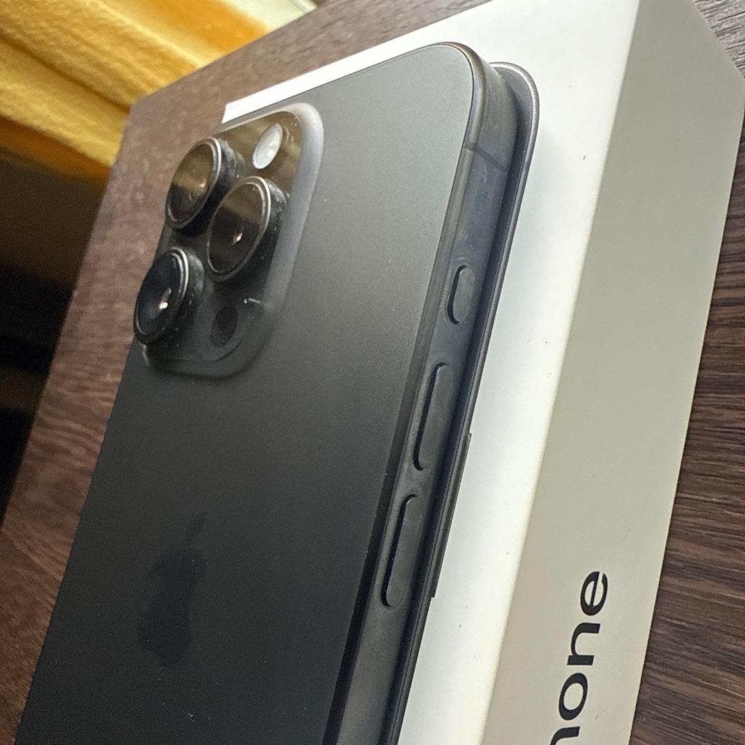 Apple iPhone 15 Pro 128GB ブラックチタニウム 本体