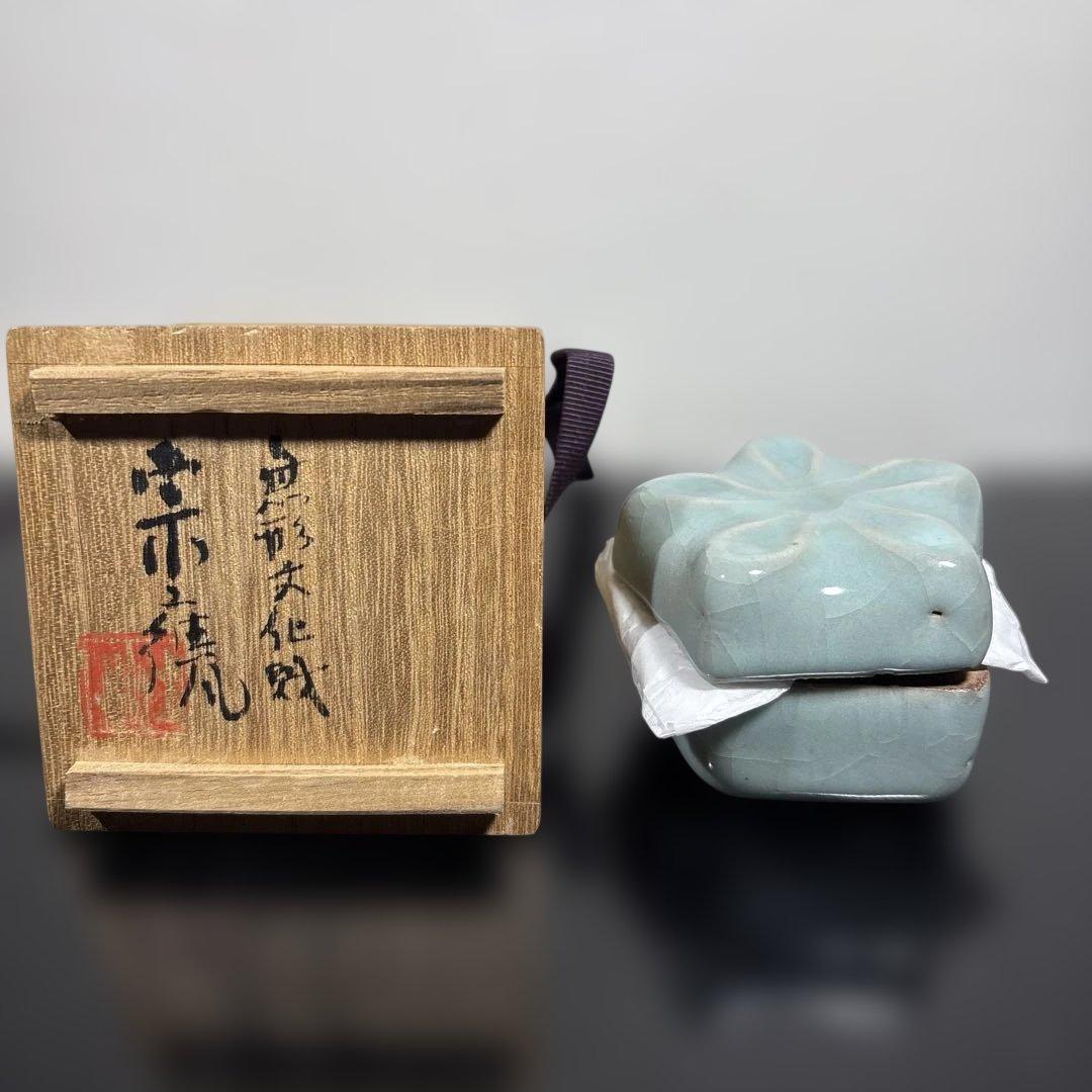真作　初代宇野宗甍　青磁桔梗香合　高さ約5センチ、経約6センチ