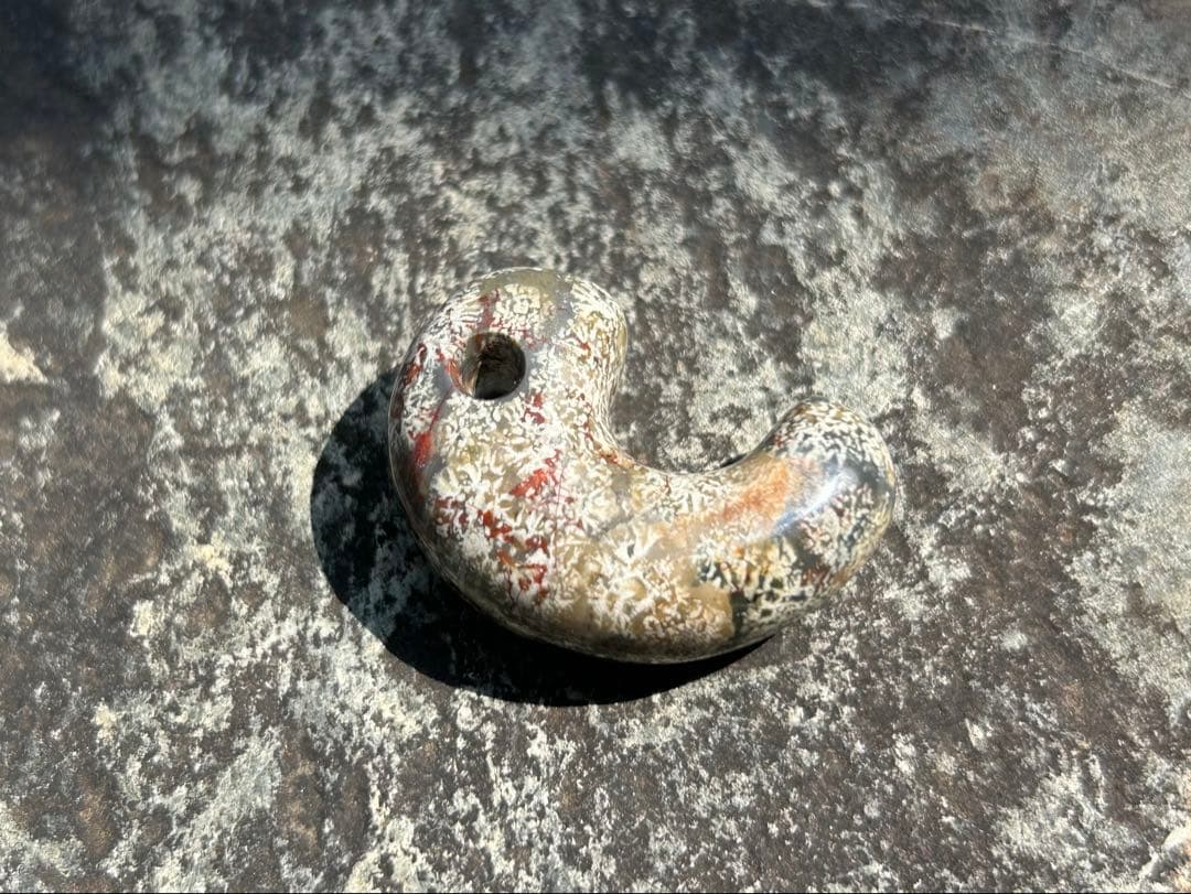 花紋石勾玉　錦石