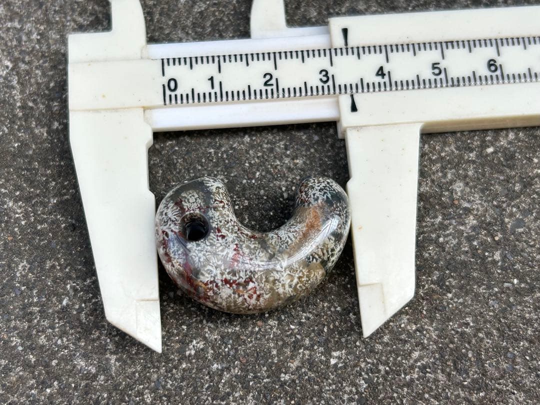 花紋石勾玉　錦石