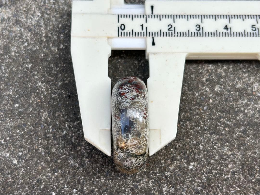 花紋石勾玉　錦石