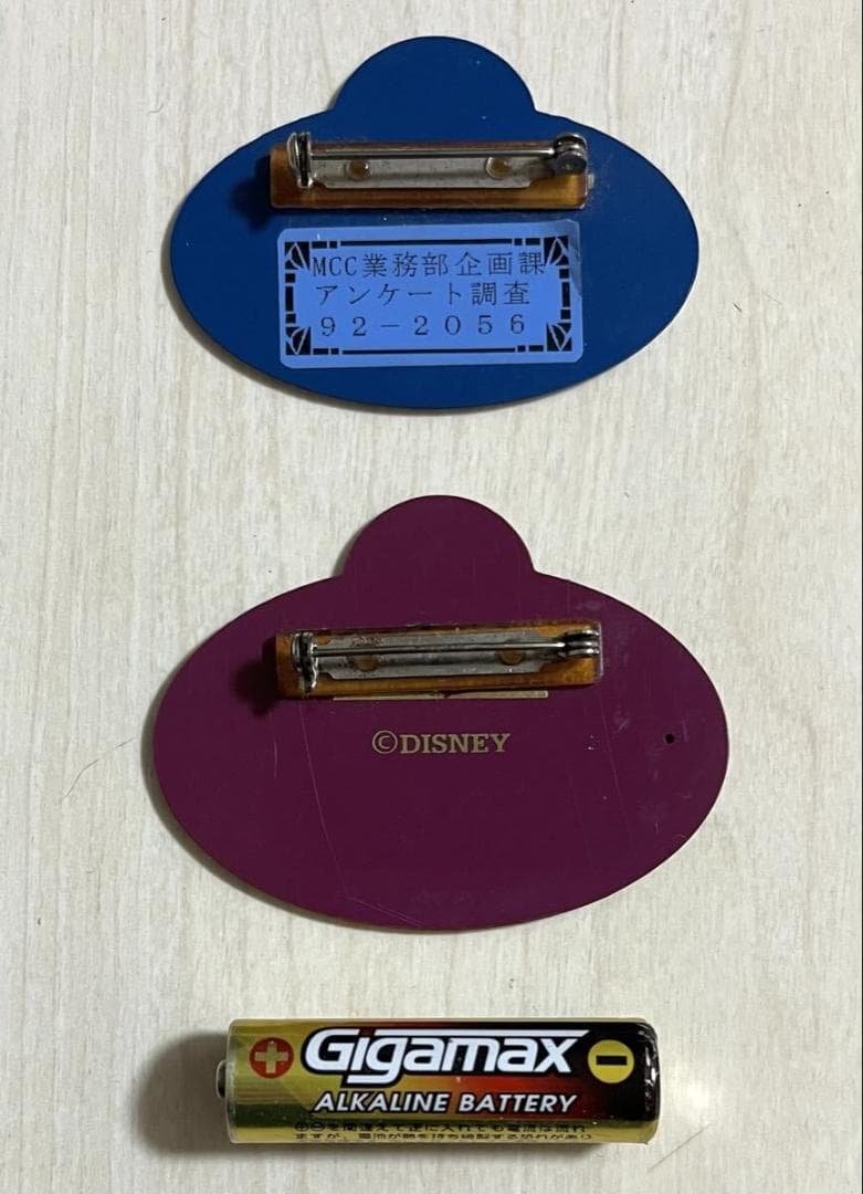 東京ディズニーリゾート☆昔のキャスト用ネームプレート バッジ 2種セット