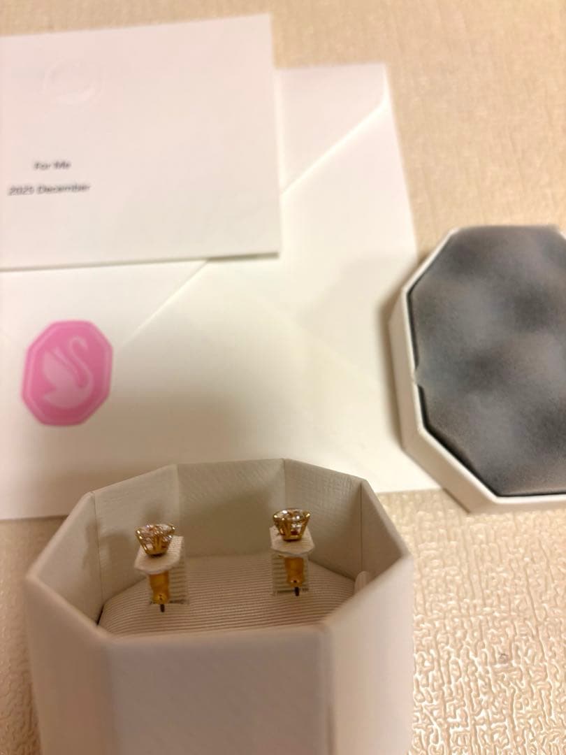 【新品・未使用】スワロフスキーStilla スタッドピアス　ゴールド