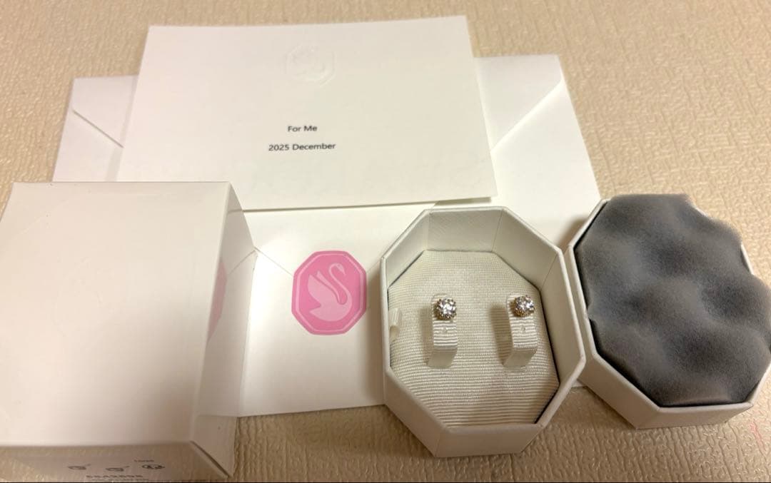 【新品・未使用】スワロフスキーStilla スタッドピアス　ゴールド