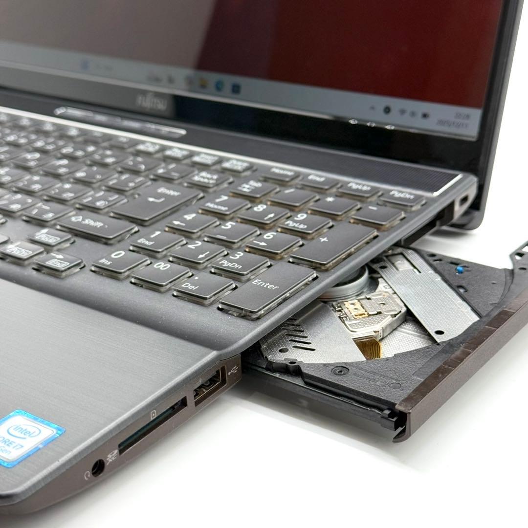 美品 富士通 ノートパソコン 第8世代i7 32GB NVMe512 起動16秒