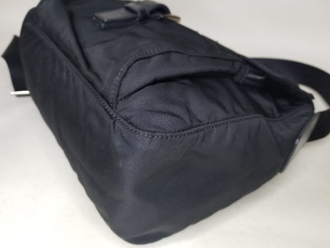 PRADA ブラック ショルダーバッグ 三角プレート 斜め掛け ナイロン