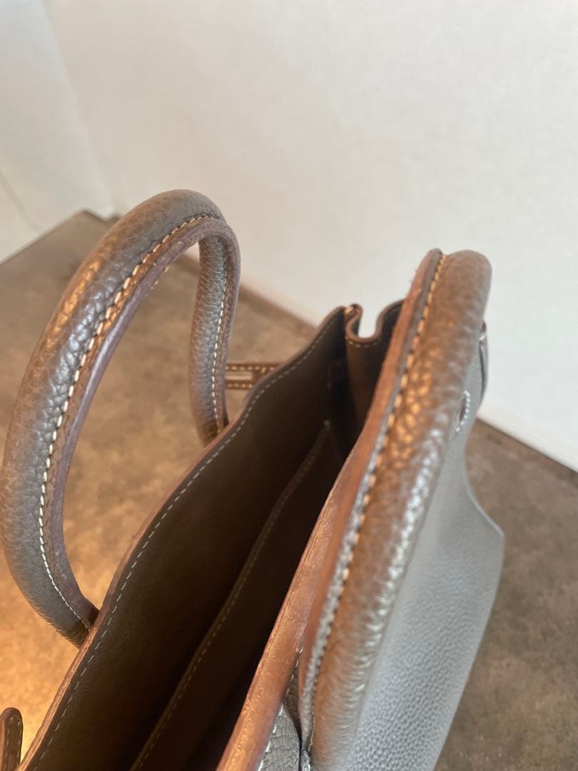 グレージュレザーハンドバッグ ロック付き