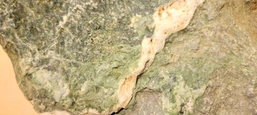 ！財宝！巨大アレキサンドライト？！内部水晶クラスターあり原石！宝石級！！　糸魚川