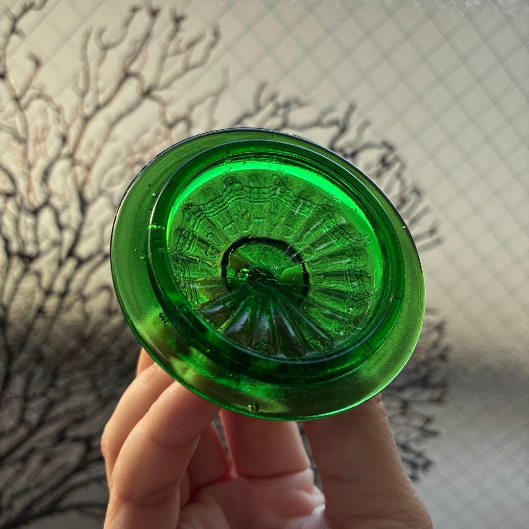 骨董　時代ガラス　吉祥　瓔珞紋プレス　上品　緑色ガラス　極小　飴屋瓶　菓子瓶