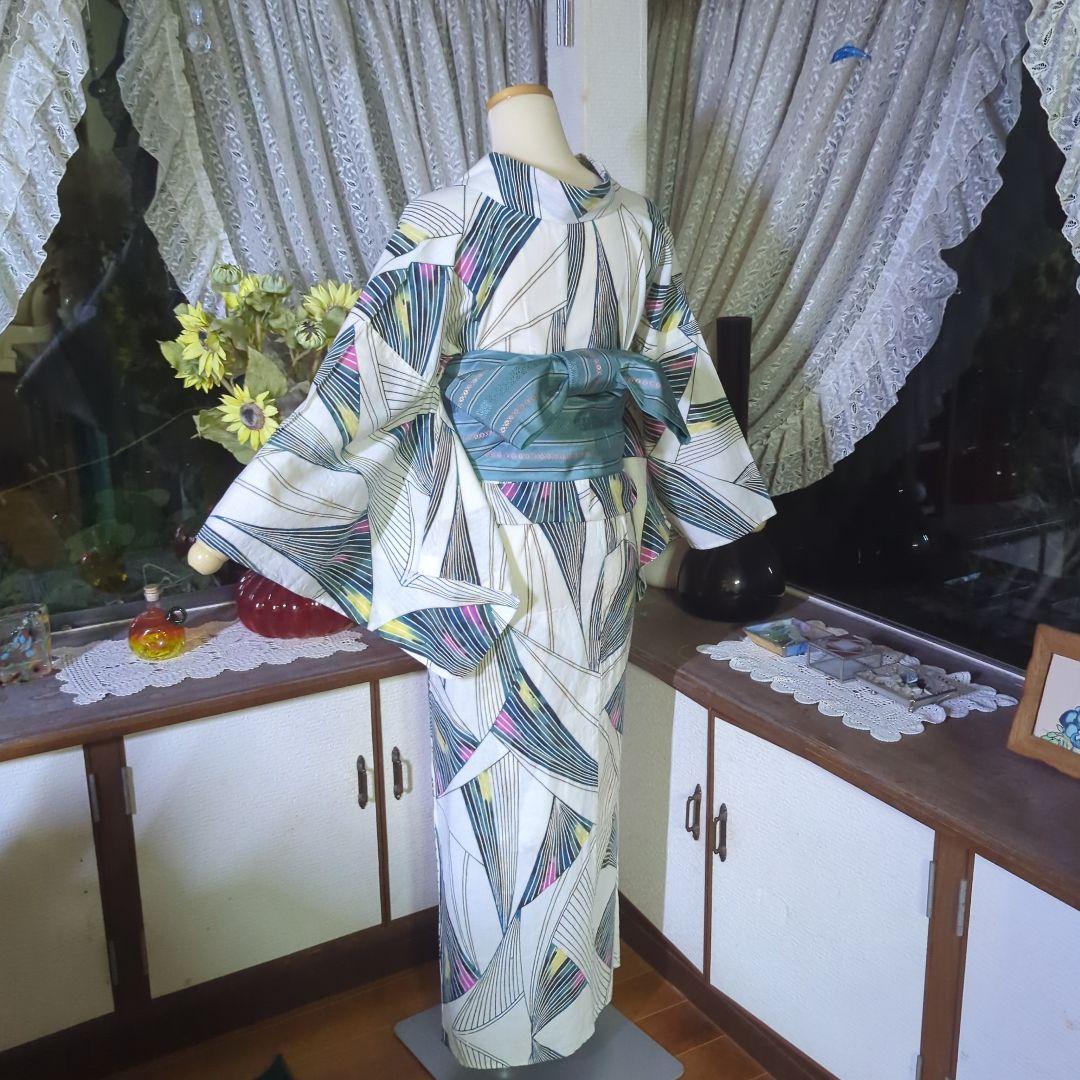 乳白色の地に描かれました美しい線模様が雰囲気のあるアンティーク、注染めの浴衣です