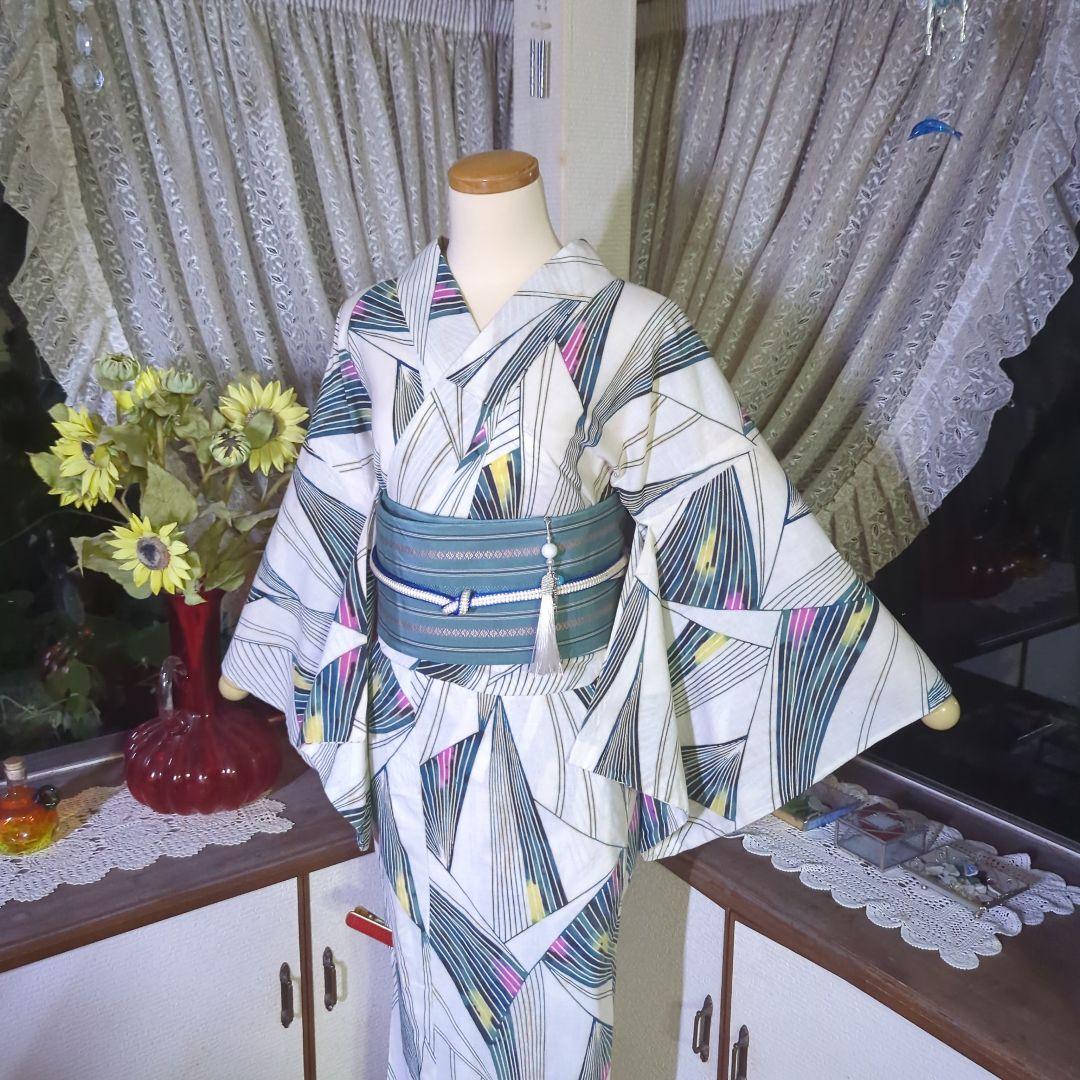 乳白色の地に描かれました美しい線模様が雰囲気のあるアンティーク、注染めの浴衣です