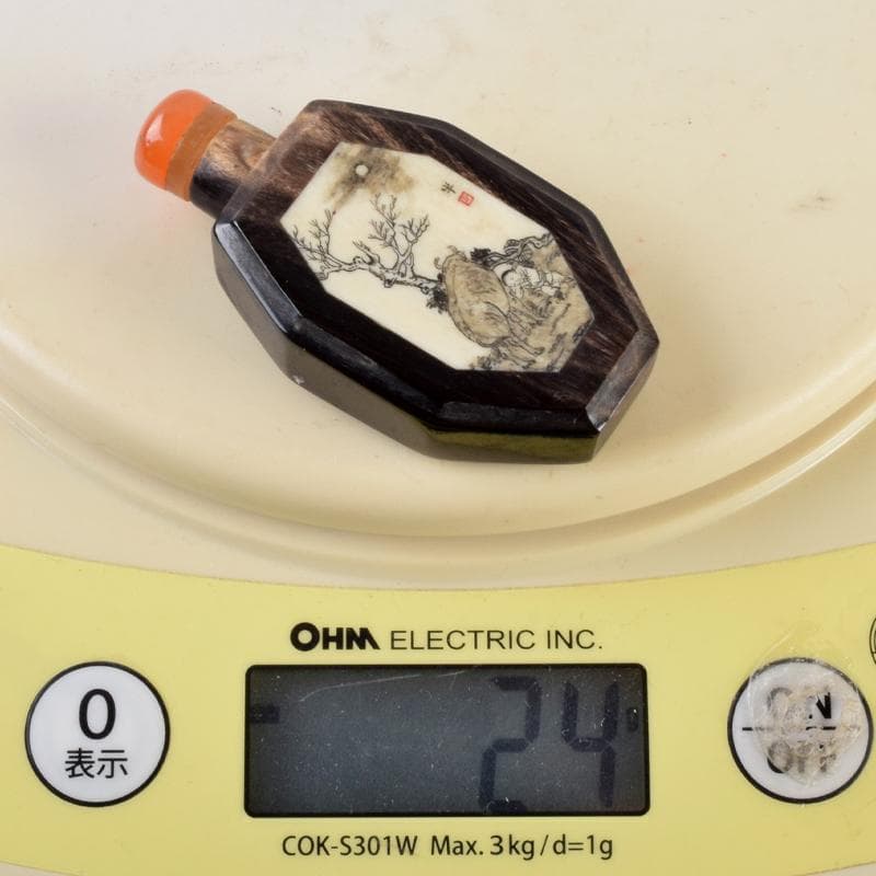 中国　牛角製　人物牛刻　鼻煙壷　木製台付　M　8977