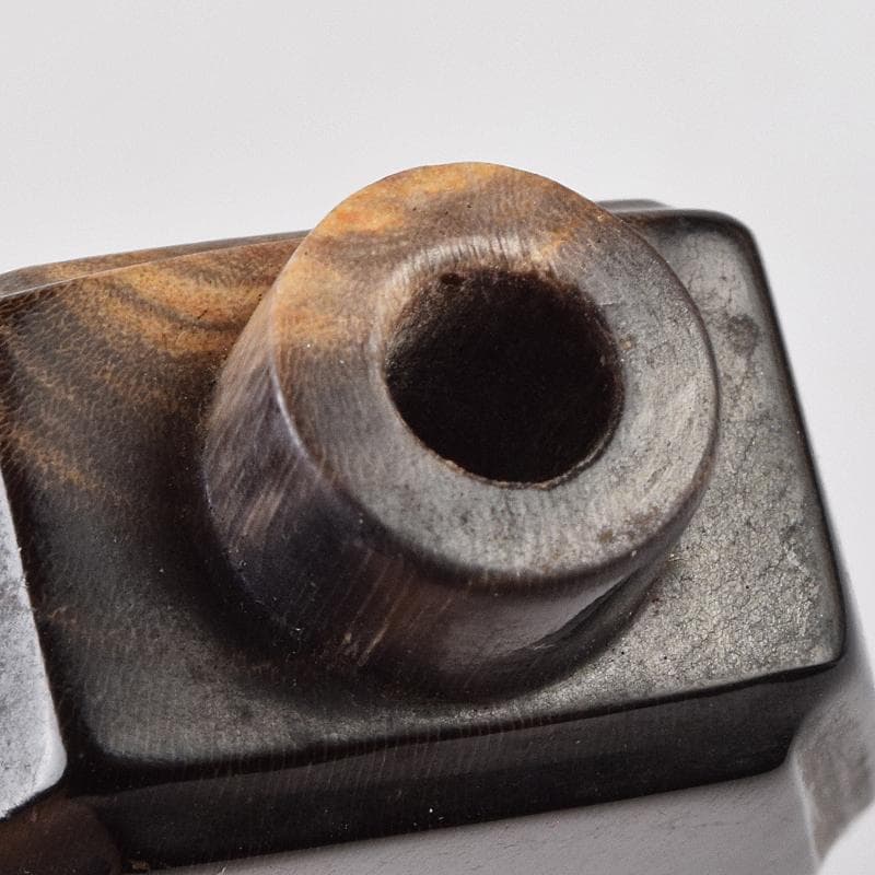 中国　牛角製　人物牛刻　鼻煙壷　木製台付　M　8977