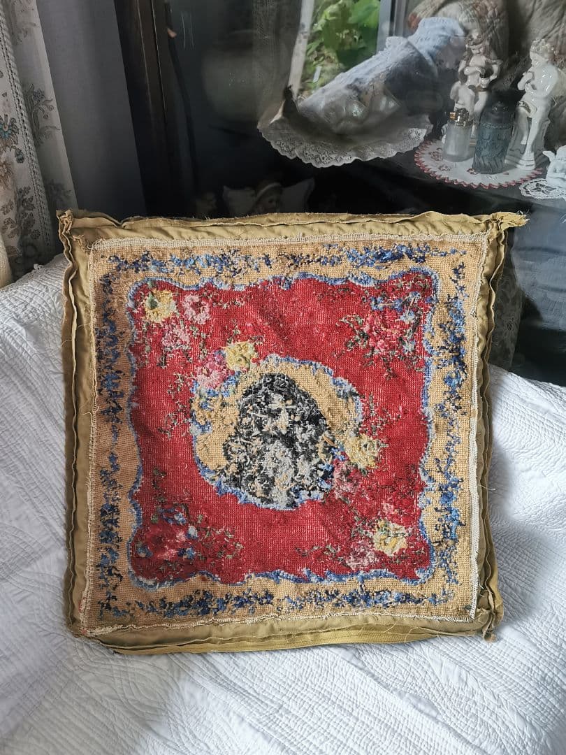 アンティークニードルポイント プチポワン犬と薔薇 色糸タッセル付クッションカバー