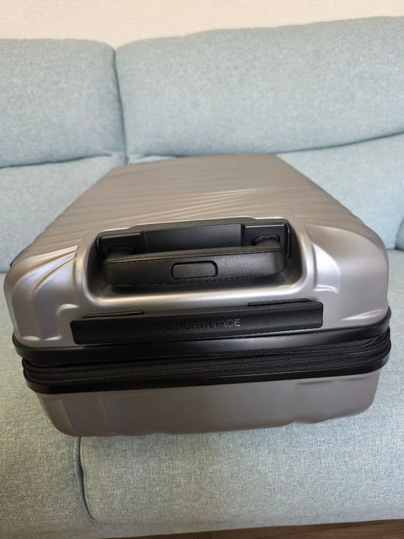 THE NORTH FACE シルバー キャリーケース、訳あり。