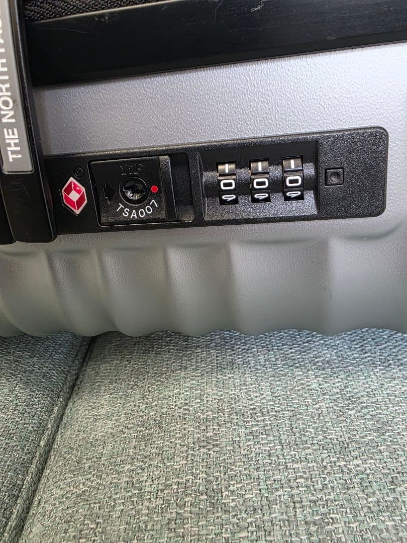 THE NORTH FACE シルバー キャリーケース、訳あり。