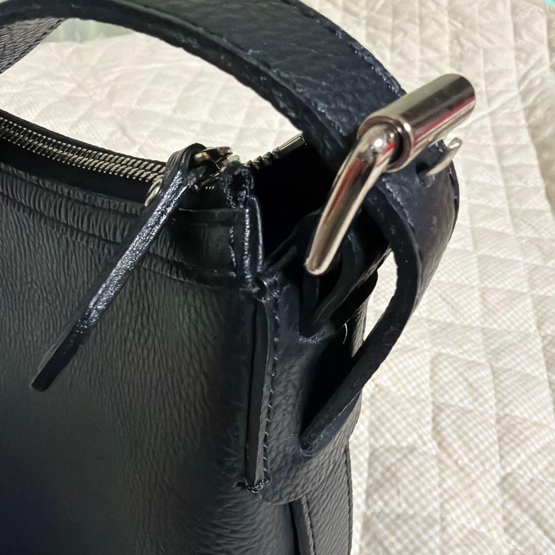 バーバリー　ハンドバッグ、肩掛け　黒　革製品　内側チェック柄　【値下げ不可】