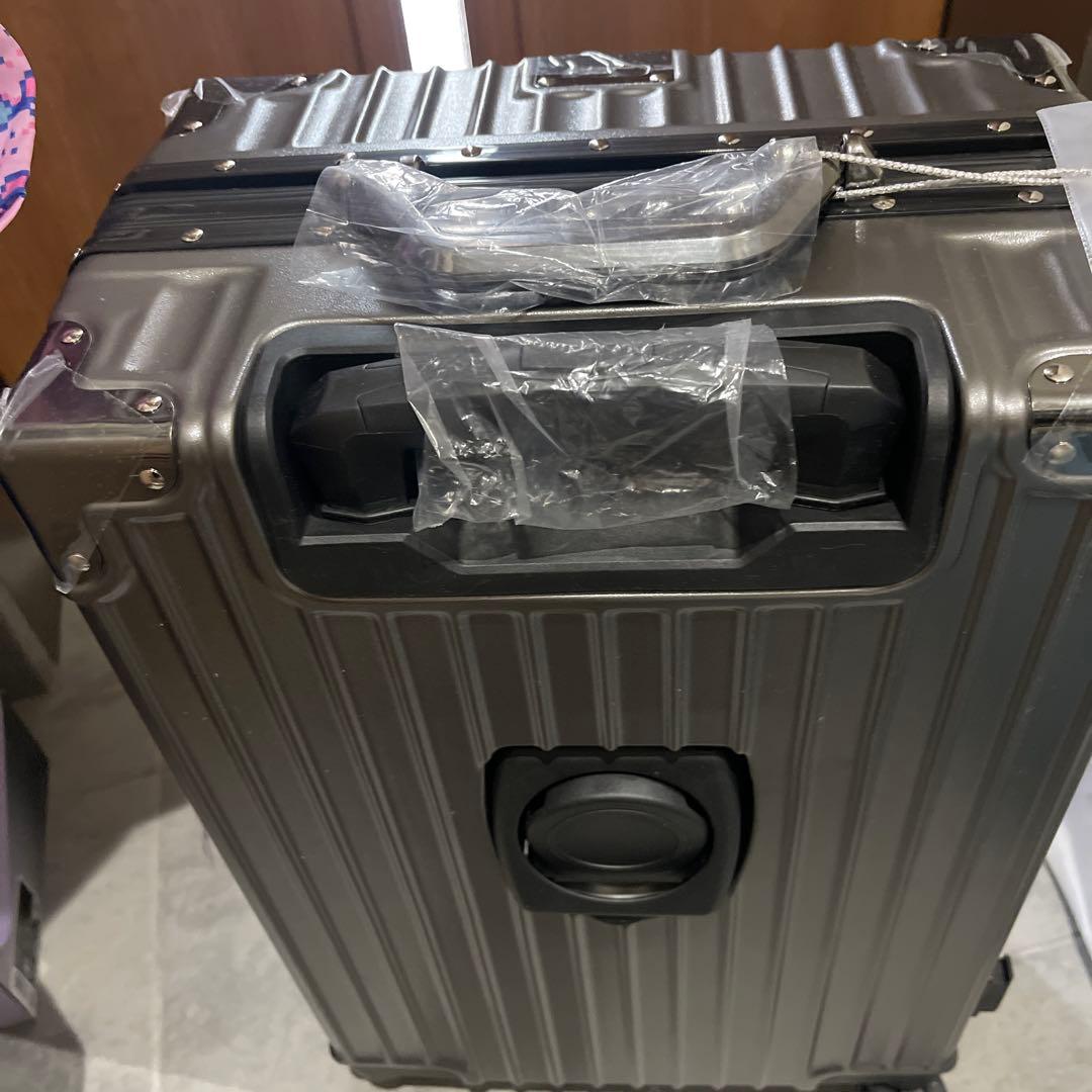 キャリーケース　2〜3泊　グレー 合金