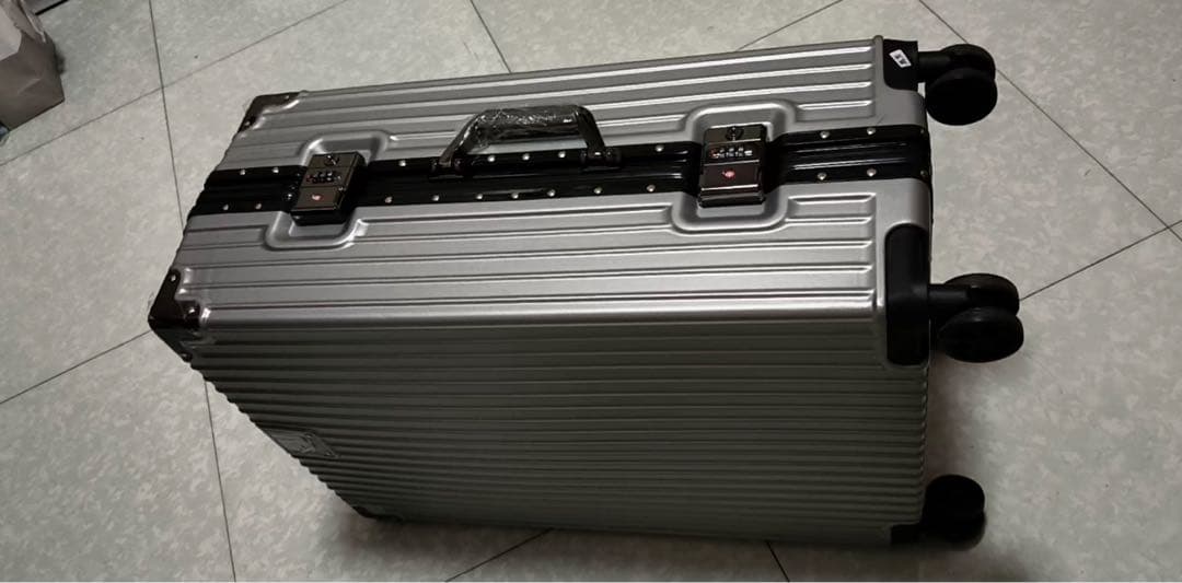 キャリーケース　2〜3泊　グレー 合金