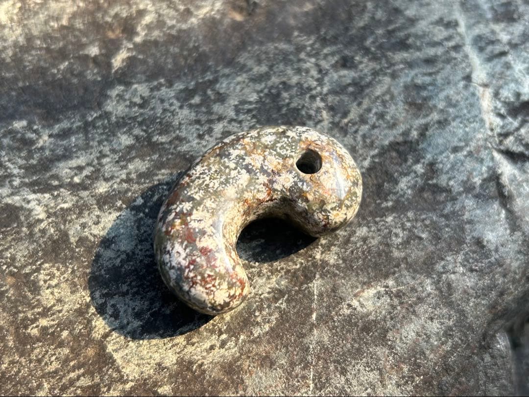 錦石　花紋石勾玉