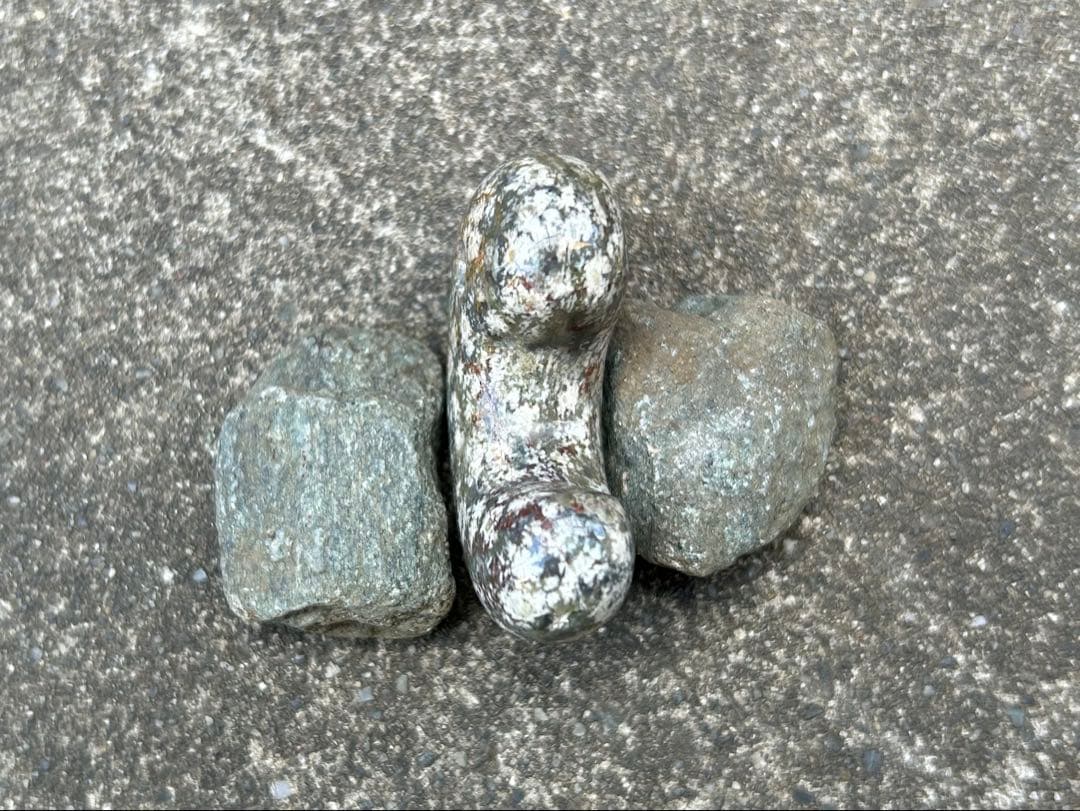 錦石　花紋石勾玉