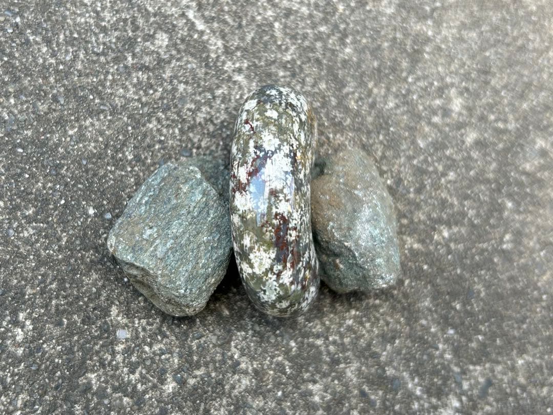 錦石　花紋石勾玉